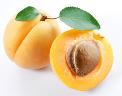 Whole and sliced apricot.