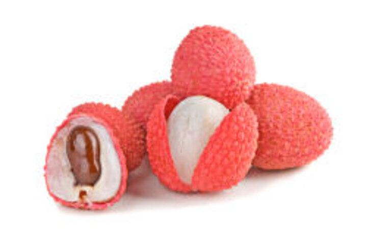 photo of peeled and unpeeled lychee